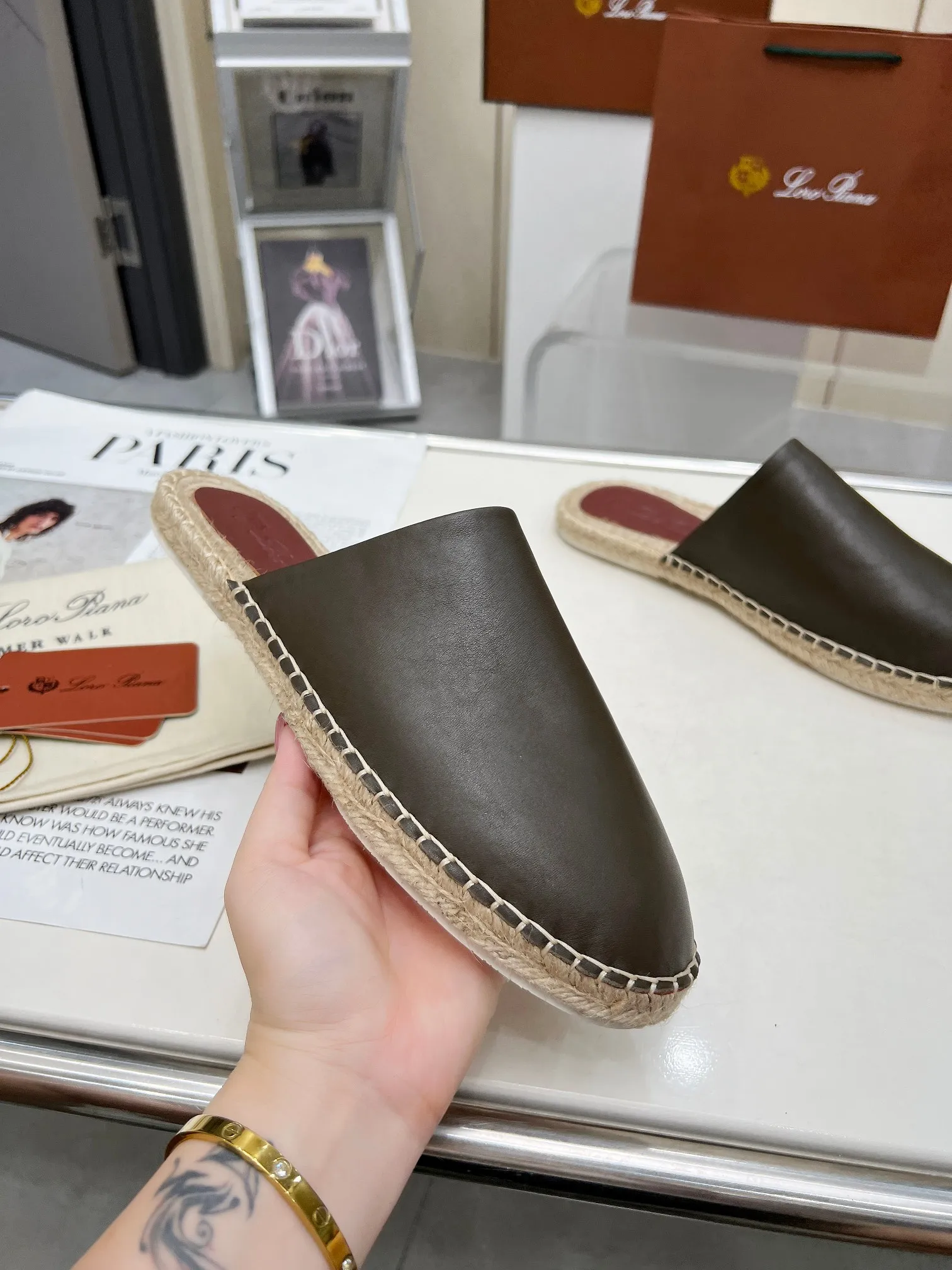 Men's men's shoes 💰520 🧚‍♂️.Loro Piana*👉Top genuine high-end fisherman's shoes and half-drag style👉Buy the original 1:1 copy💯💯💯 Founded the existing Loro Piana company on April 24, 1924. It is now the sixth generation of family business, providing high-quality products to customers who are discerning about taste and quality. ❤️Imported calfskin fabric. The lining is made of A-grade sweat-absorbent and breathable lining. 💯💯💯 Purely handmade. 💯Authentic packaging. Original one-to-one molded outsole. The favorite sandals of Middle Eastern tycoons. Code number: 39-46.